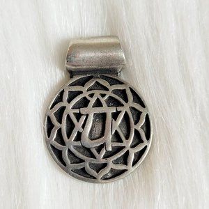 VINtage Heart Chakra Symbol Pendant Silver Tone‎ Metal Healing Love 13915